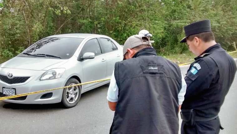 El vehículo en el que viajaba Tránsito Aroldo González Martínez presentan al menos 20 perforaciones de bala. (Foto Prensa Libre: Rigoberto Escobar)