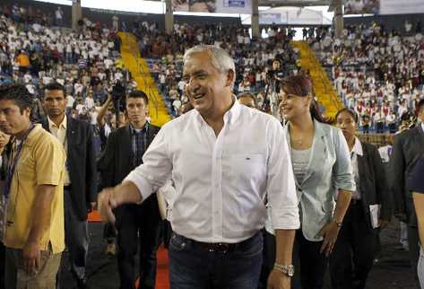 EL MANDATARIO Otto Pérez  y la vicepresidenta Roxana Baldetti saludan a jóvenes.