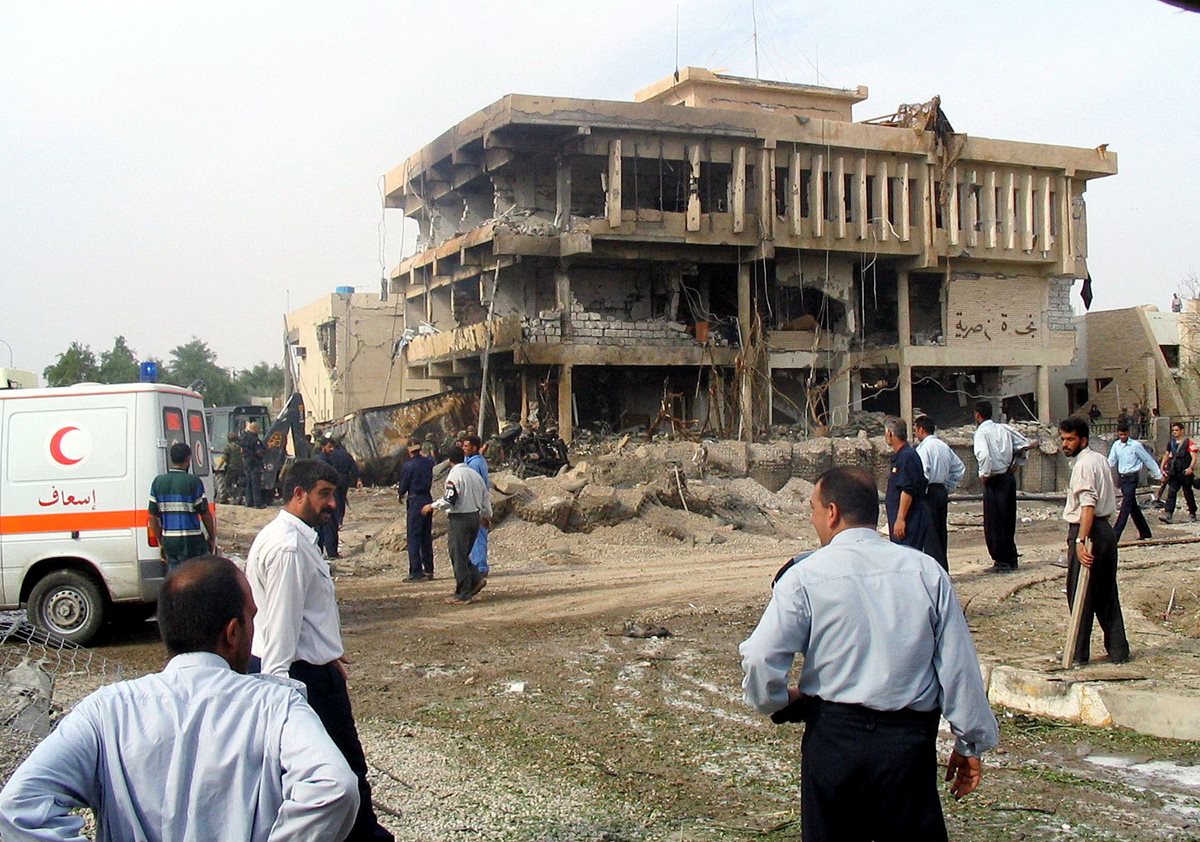 Atentado en Nasiriya, Irak en contra de un cuartel italiano donde murieron 26 personas el 12 de noviembre 2003. (Foto: AFP)
