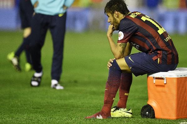 Neymar muestra desilusión luego de haber perdido el partido en Mestalla. (Foto Prensa Libre: AFP)