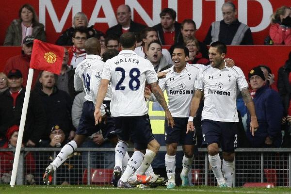 Clint Dempsey, del Tottenham, es abrazado por sus compañeros, tras haber anotado el segundo tanto de su equipo, que venció el sábado al Manchester United. (Foto Prensa Libre: AP)