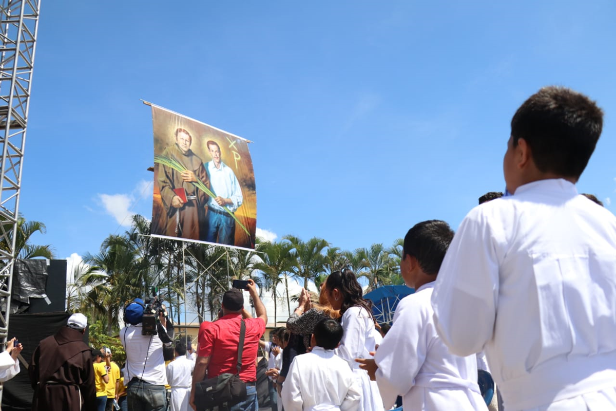Momento de la develación de la imagen de los beatos Fray Tulio Maruzzo y el laico Luis Obdulio Arroyo. (Foto Prensa Libre: Dony Stewart)
