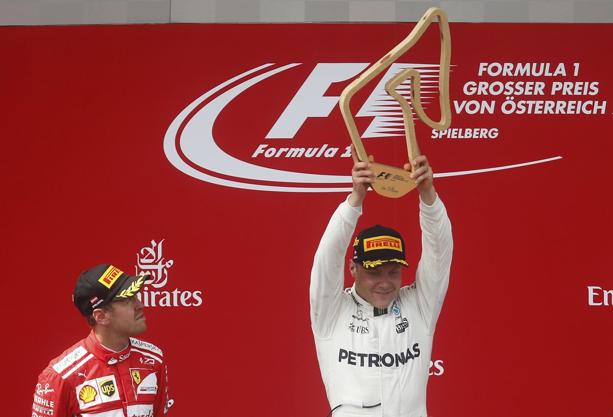 Valtteri Bottas muestra con alegría el trofeo, luego de ganar el GP de Austria. (Foto Prensa Libre: AP)