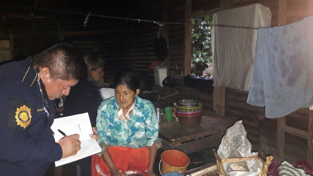 Un agente de la Policía Nacional Civil, registra los daños a la vivienda de la señora María Candelaria Aguilar Ajpop. Foto Prensa Libre: Witmer Barrera.