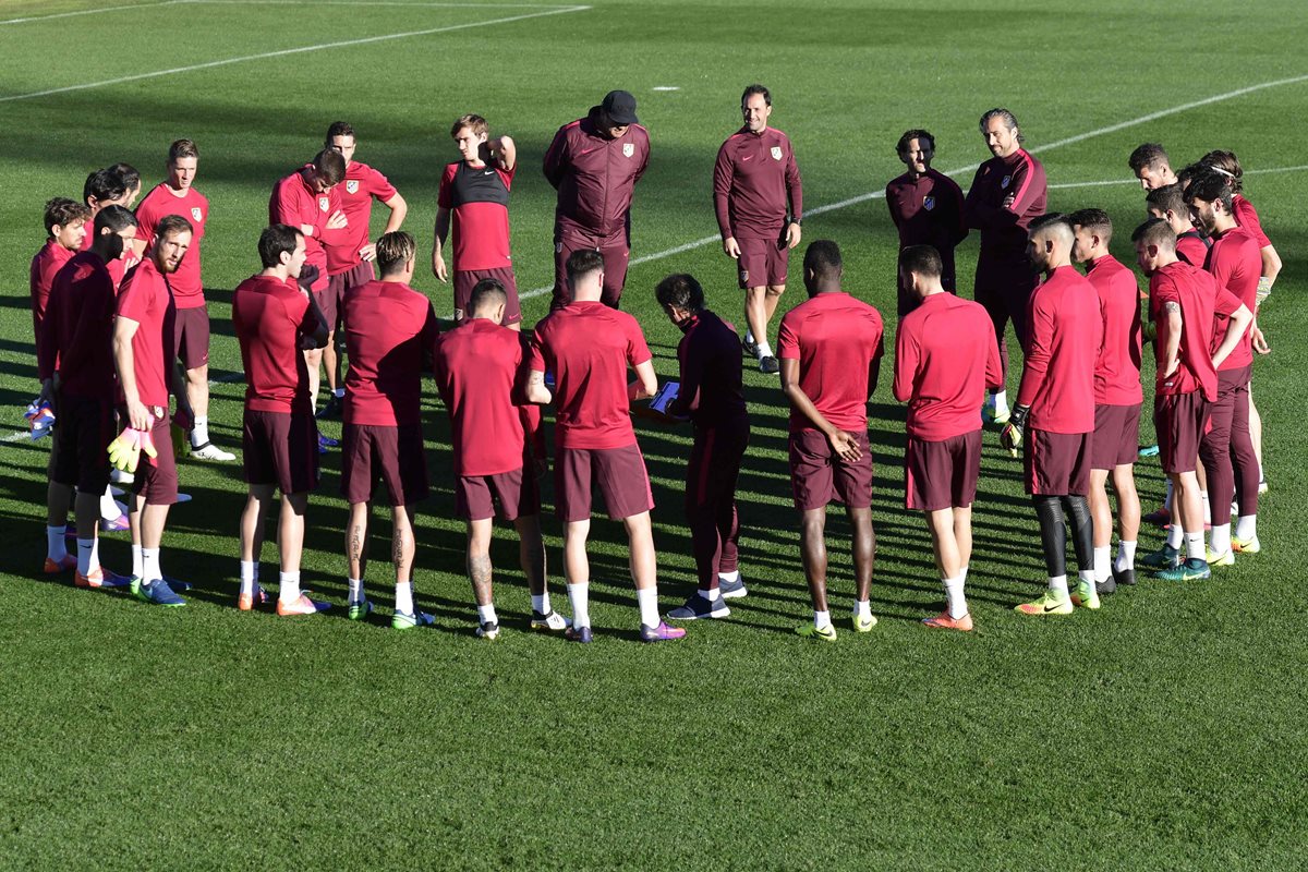 Los jugadores del Atlético de Madrid se preparan para enfrentar al Rostov. (Foto Prensa Libre: AFP)