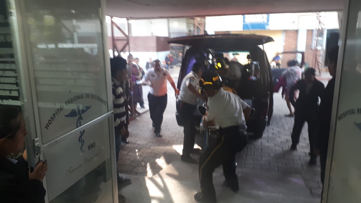 Bomberos Voluntarios trasladaron a los heridos al Hospital Regional de Occidente, sin embargo, las heridas de arma de fuego les causaron la muerte. (Foto Prensa Libre: Hemeroteca)