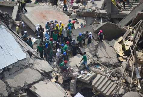 Los equipos de rescate buscan supervivientes entre los escombros del edificio, este jueves en Savar, Bangladesh. (Foto Prensa Libre: AFP)