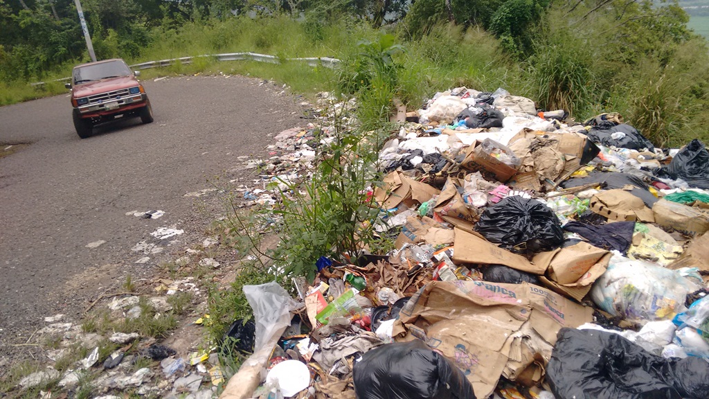 Vertedero ubicado en la ruta al área urbana de Santa María Ixhuatán, San Rosa. (Foto Prensa Libre: Oswaldo Cardona)