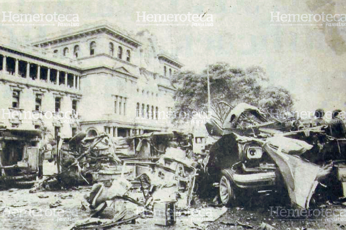 Vehiculos destrozados frente al Palacio Nacional luego de la explosión de una bomba. Foto: Hemeroteca PL