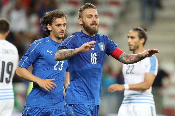 Daniele De Rossi celebra uno de los goles de Italia contra Uruguay. (Foto Prensa Libre: AFP)