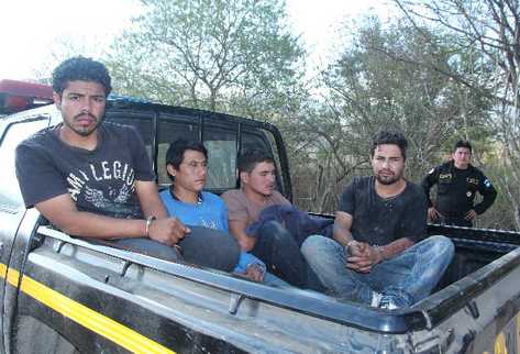 Cuatro de los seis  presuntos secuestradores  capturados durante la liberación de un menor,  en Sanarate, El Progreso, son trasladados por la Policía al juzgado correspondiente.