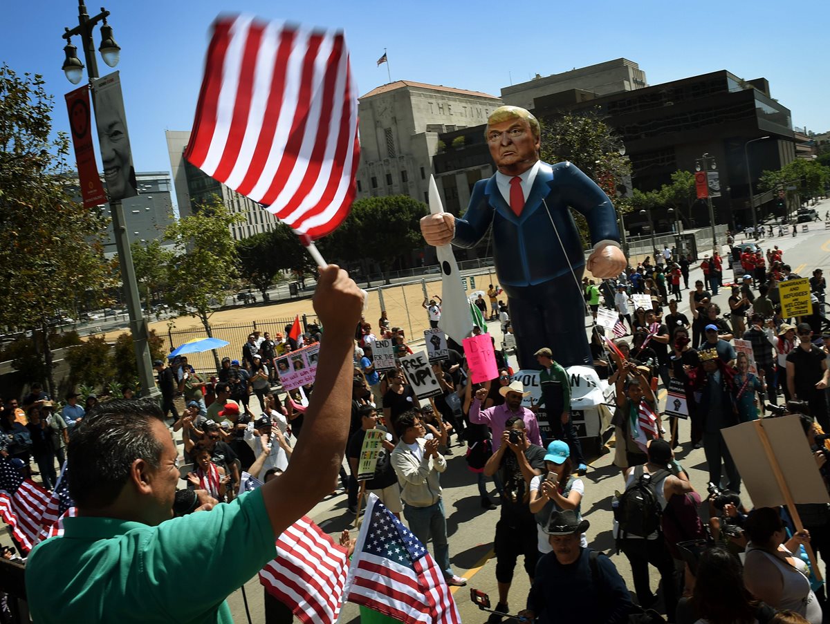 Un grupo de hispanos protesta contra las eventuales deportaciones que promete Donald Trump. (Foto Prensa Libre: AFP).