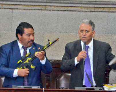 Diputados exponen arma de juguete en discusión del presupuesto