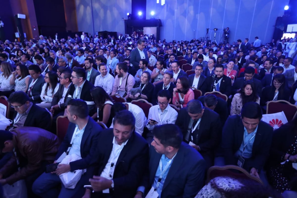 Más de mil personas asistieron al Tigo Business Forum 2018 para escuchar lo último en inteligencia artificial. (Foto Prensa Libre: Esbin García)