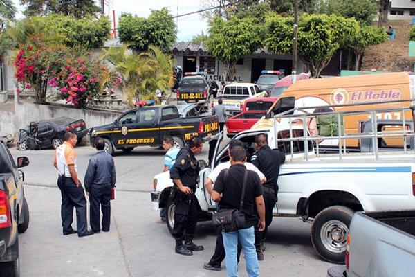 Homicidas lanzaron los cadáveres en el km  39 de la ruta al Atlántico. (Foto Prensa Libre: Hugo Oliva)