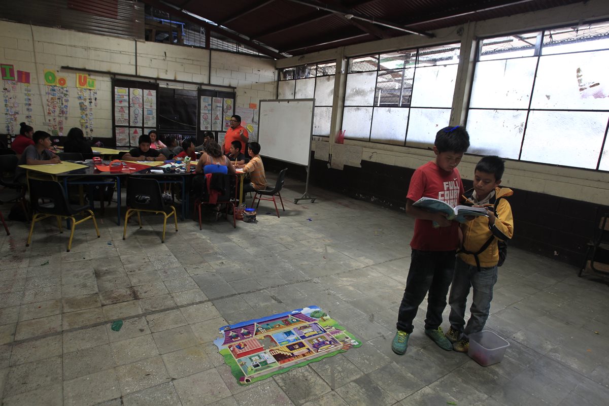 A pesar de sus labores en los mercados y sus alrededores los niños no dejan de asistir a sus clases.(Foto Prensa Libre:Carlos Ovalle)