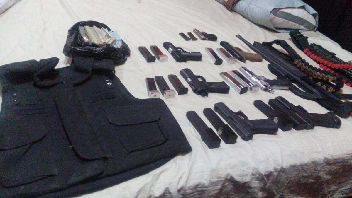 Armas localizadas en San Jorge, Zacapa, durante allanamientos efectuados por la PNC y el MP. (Foto Prensa Libre: MP)