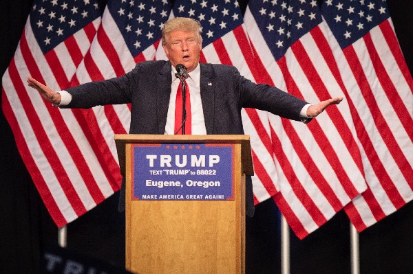 Donald Trump se dirige al público en Eugene, Oregón.(AFP).