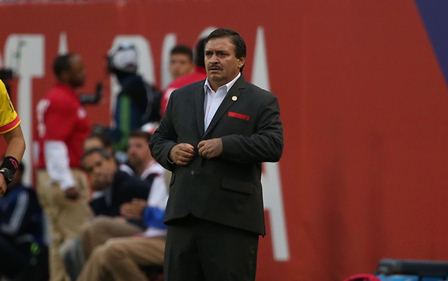 Óscar Ramírez, técnico de Costa Rica, observa el encuentro que perdió 4-0 contra Estados Unidos. (Foto Prensa Libre: EFE).