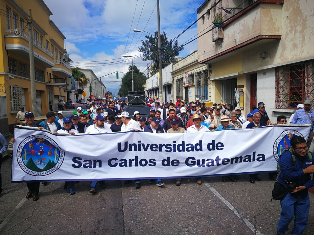 Durante agosto y septiembre del 2017, los guatemaltecos salieron a manifestar su descontento contra el presidente Jimmy Morales y su intento por declarar no grato al jefe de la Cicig. (Foto Prensa Libre: Hemeroteca PL)
