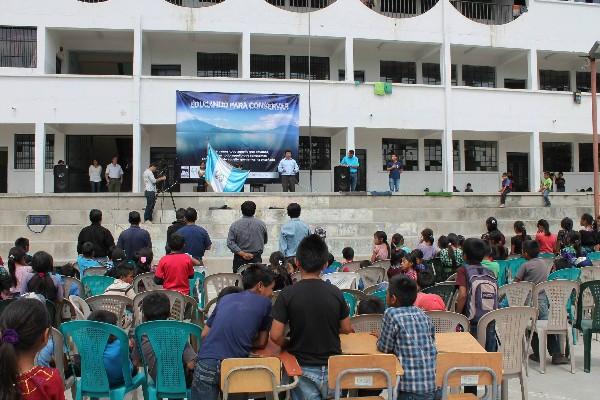 Estudiantes y autoridades participan en inicio de programa ambiental, en Santa Cruz La Laguna.