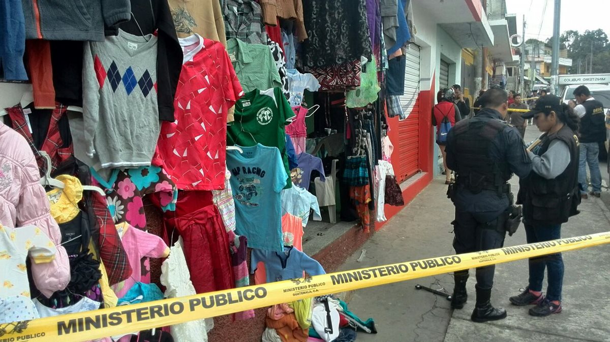 El cuerpo de la mujer baleada quedo frente a una venta de ropa usada que atendía. (Foto Prensa Libre: Estuardo Paredes)