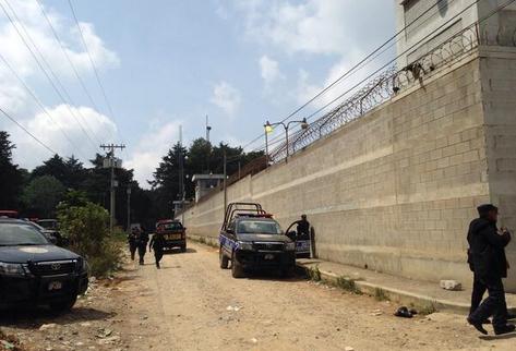 Policías custodian el perímetro de la cárcel Fraijanes I. (Foto Prensa Libre: Archivo)
