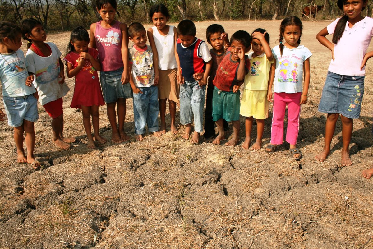 Sin imaginar la magnitud del problema, este grupo de niños posa frente a una zona árida de Santa Rosa. (Foto Prensa Libre: Oswaldo Cardona)