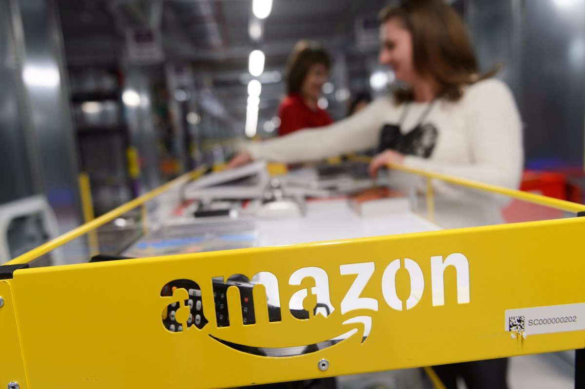 Los usuarios deberán elegir entre tres y quince prendas en el catálogo de Amazon,y recibirán una caja que se puede volver a cerrar para hacer devoluciones. (Foto Prensa Libre: EFE)