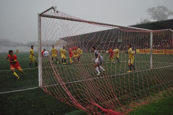 Musashi Barillas —izquierda— marca el 2-0 para los shecanos contra Guastatoya. (Foto Prensa Libre: Aroldo Marroquín)