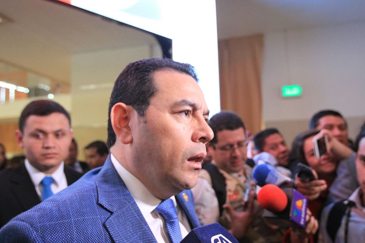 El presidente Jimmy Morales, responde preguntas a periodistas luego de inaugurar el Encuentro con el Migrante. (Foto Prensa Libre: Esbin García)