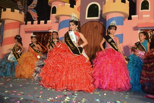 Las seis niñas participantes fueron coronadas este domingo en diferentes categorías de belleza, en el contexto de la feria de zacapa, que se celebra, del 2 al 10 de diciembre. (Foto Prensa Libre: Edwin Paxtor).