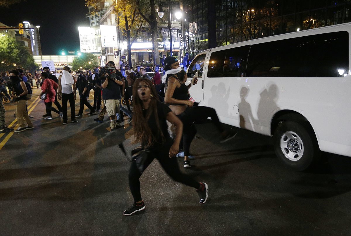 Charlotte, Carolina del Norte, vive su segunda noche de disturbios luego de la muerte de un afrodescendiente. (Foto Prensa Libre: AP)