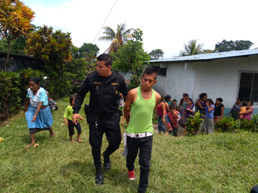 Dos jóvenes fueron entregados a la Policía, luego de recibir varios azotes, porque supuestamente saquearon una vivienda en Chicacao, Suchitepéquez. (Foto Prensa Libre: Cristian I. Soto)
