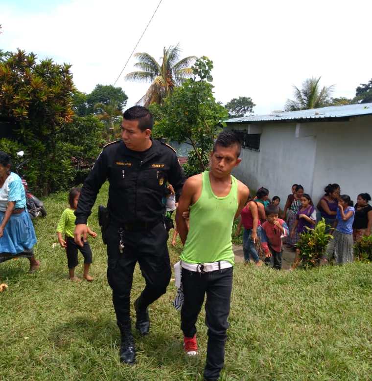 Dos jóvenes fueron entregados a la Policía, luego de recibir varios azotes, porque supuestamente saquearon una vivienda en Chicacao, Suchitepéquez. (Foto Prensa Libre: Cristian I. Soto)