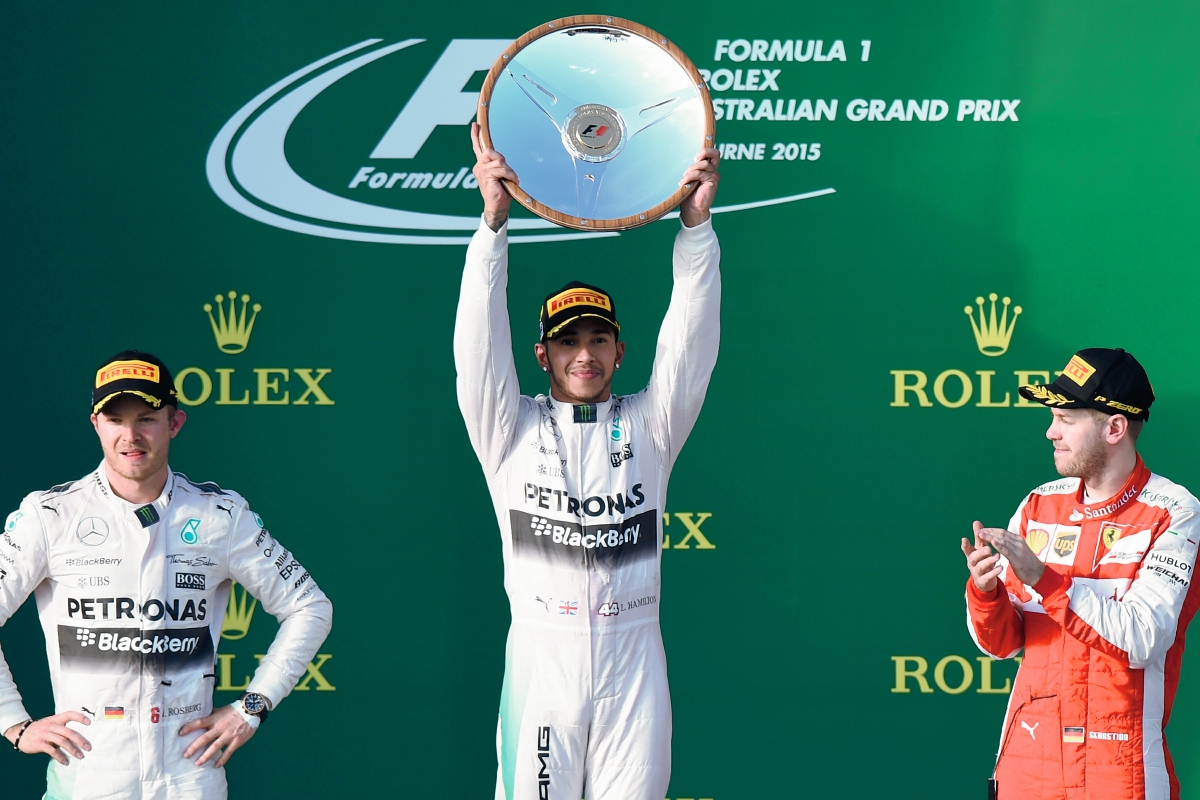 Hamilton celebró en lo más alto del podio este domingo en Australia. (Foto Prensa Libre:AFP)