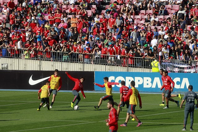 Los aficionados chilenos no se perdieron un detalle del entrenamiento (Foto Prensa Libre: AFP)