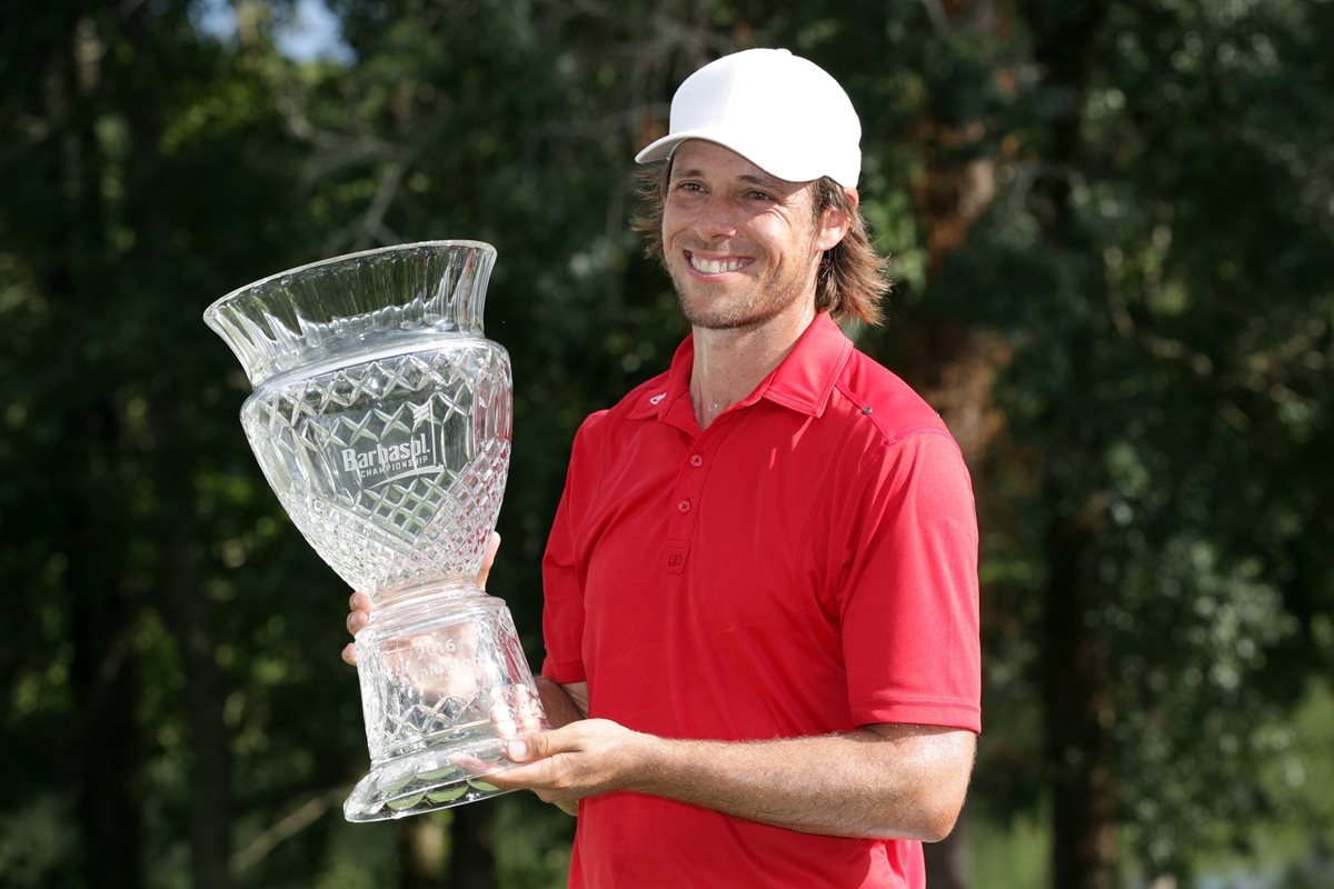 Aaron Baddeley muestra satisfecho su nueva conquista. (Foto Prensa Libre: AFP)