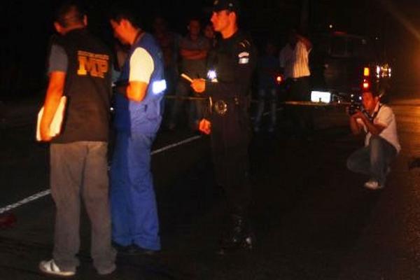 Fiscales del Ministerio Público recogen evidencias en el kilómetro 153, de la ruta al Antlántico, Gualán, Zacapa, en donde fue asesinado a balazos Juan Estuardo López García. (Foto Prensa Libre: Julio Vargas)