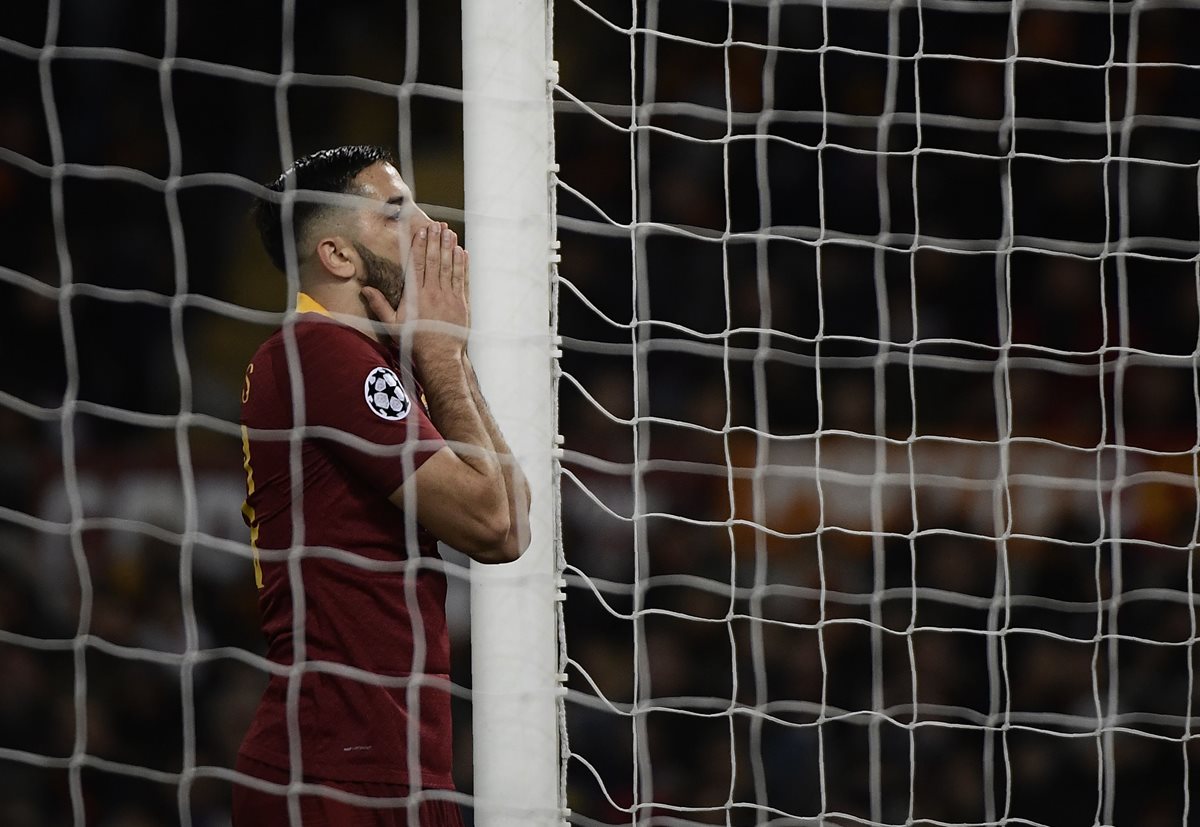 Konstantinos Manolas lamenta una opción a gol de la Roma. (Foto Prensa Libre: AFP).