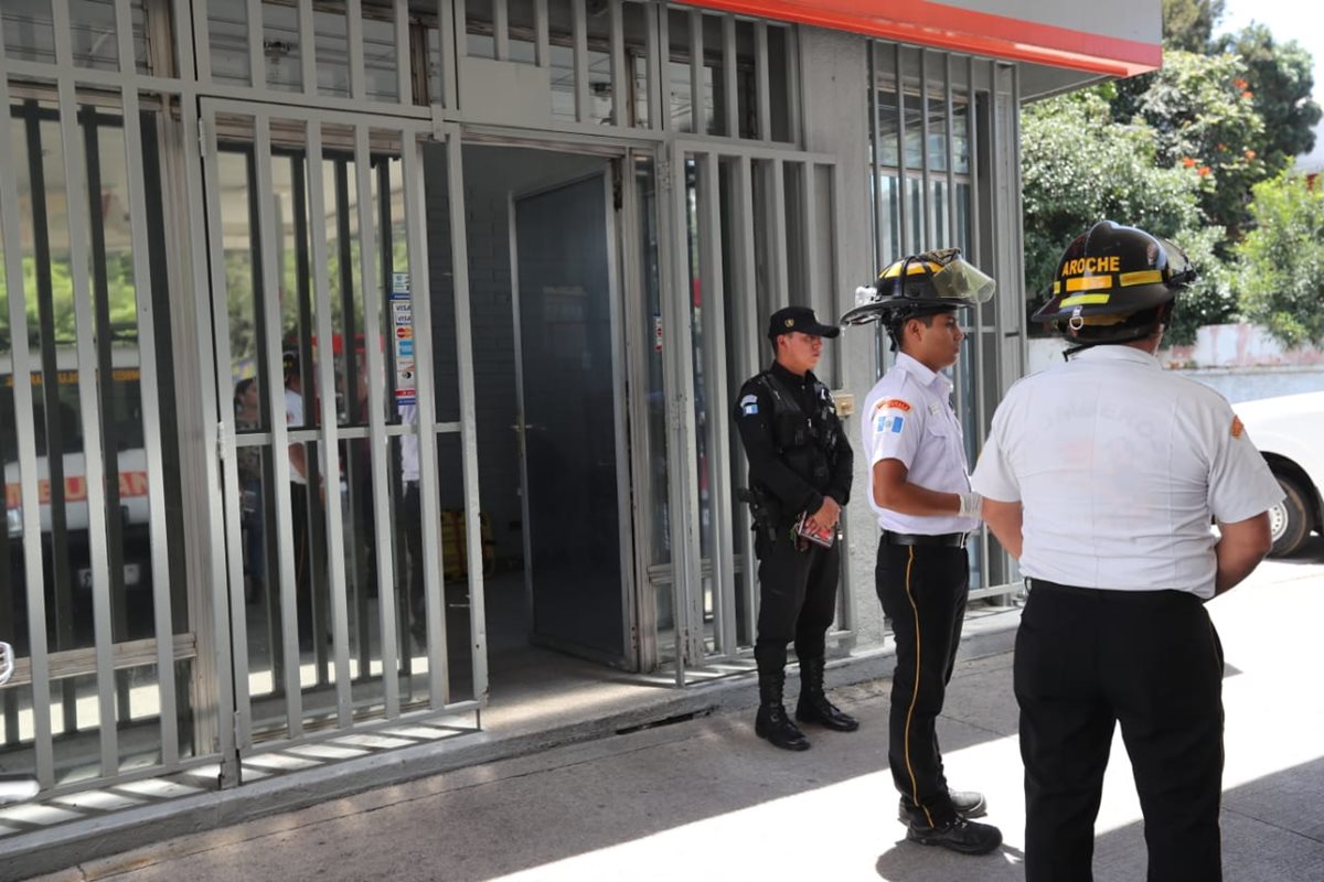Socorristas y policías en las afueras de la estación de servicio donde ocurrió el crimen contra un supervisor, que fue ultimado dentro de las instalaciones. (Foto Prensa Libre: Érick Ávila)