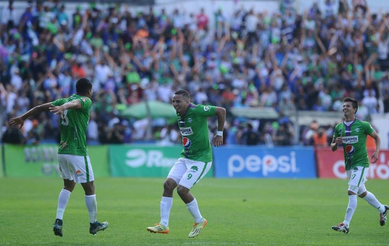 Óscar Isaula celebra la primera anotación, que abrió el camino para que Antigua GFC empatara la serie y luego se coronara campeón. (Foto Prensa Libre: Norvin Mendoza)