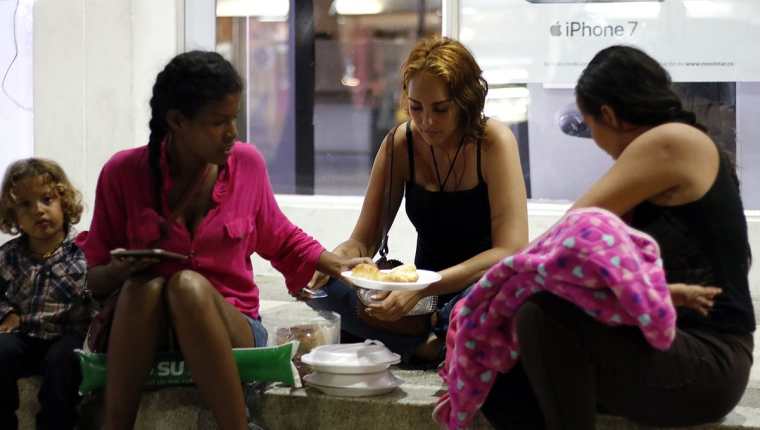 Más de 200 ciudadanos venezolanos hicieron fila para recibir alimentos de empresas privadas y ciudadanos colombianos el pasado sábado, en Cúcuta, Colombia. (Foto Prensa Libre: EFE)