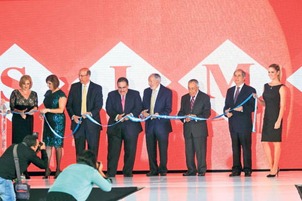 Ricardo Siman (cuarto desde la izquierda), junto a miembros de su familia, corta la cinta de la cuarta tienda de la cadena en Guatemala, en el centro comercial Pradera Concepción.