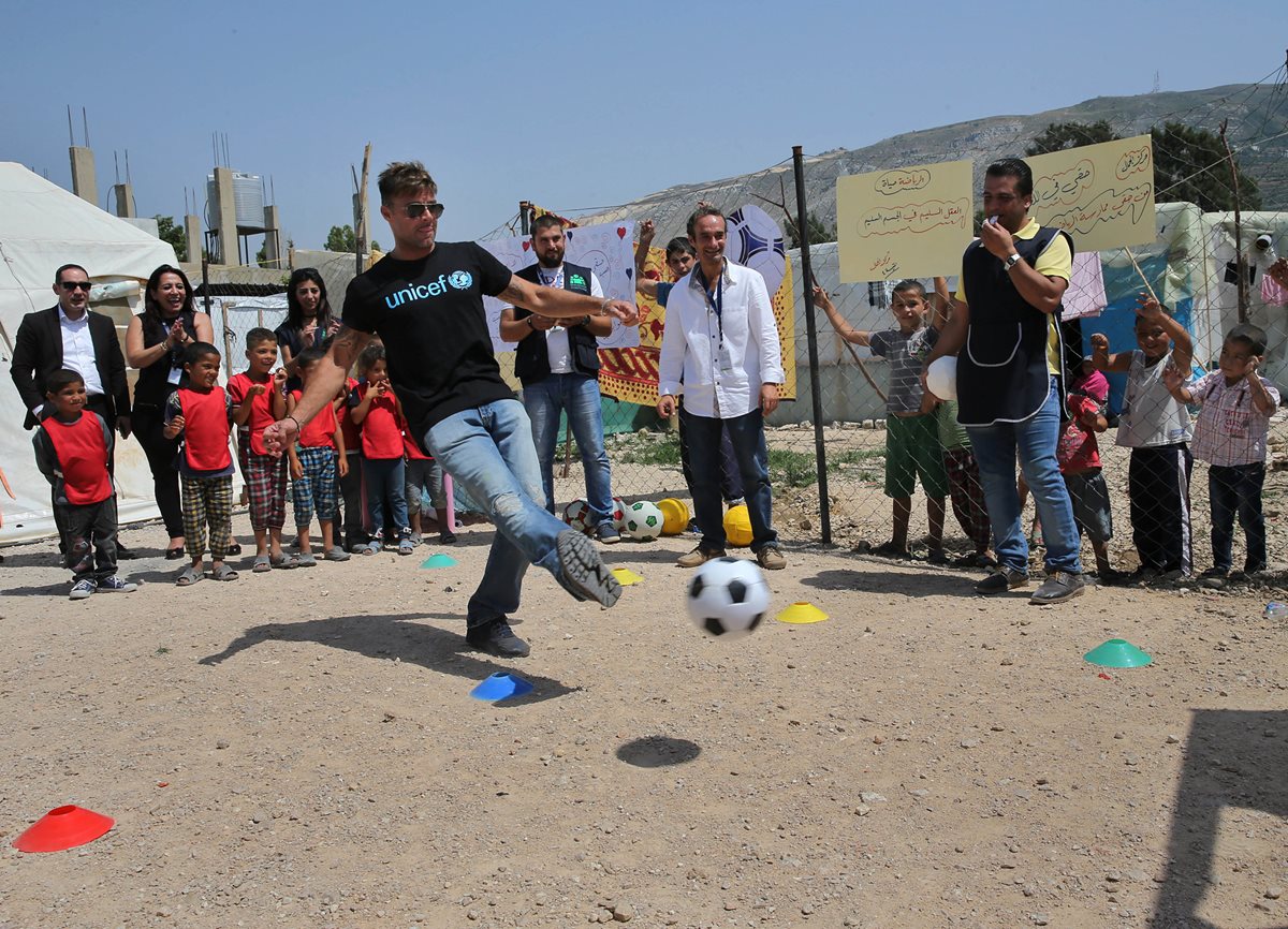 El cantante boricua compartió con niños sirios refugiados en el Líbano e hizo un llamado al mundo para ayudarlos. (Fotos Prensa Libre, AP)