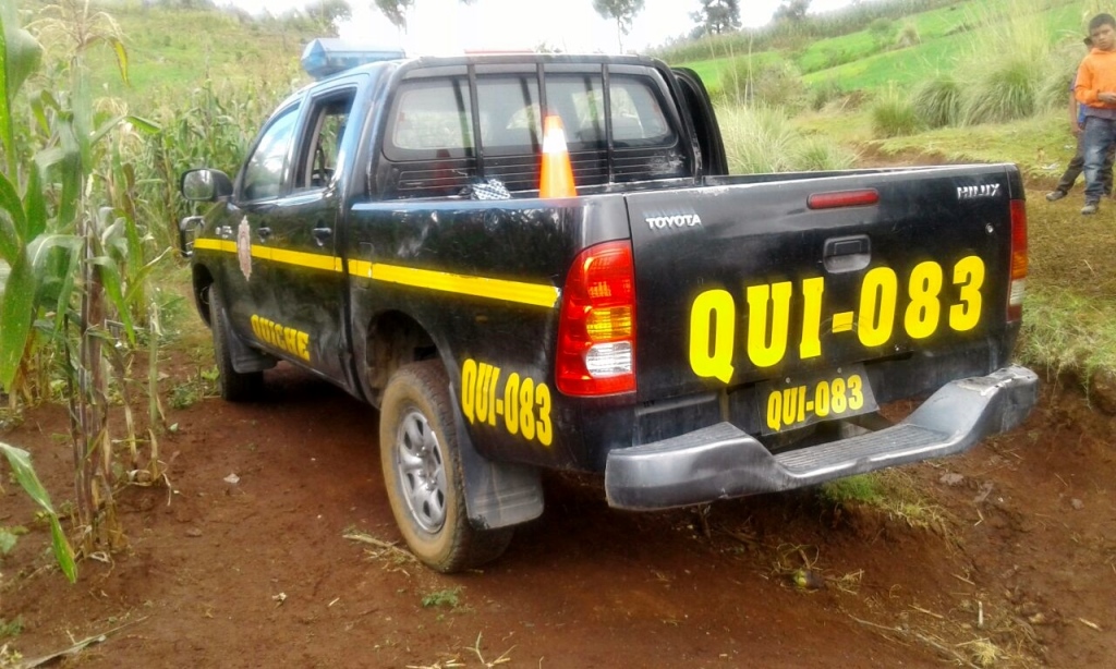 El autopatrulla que fue abandonada por loa agentes de la PNC en el caserío Palomop, Cunén, Quiché. (Foto Prensa Libre: Óscar Figueroa)