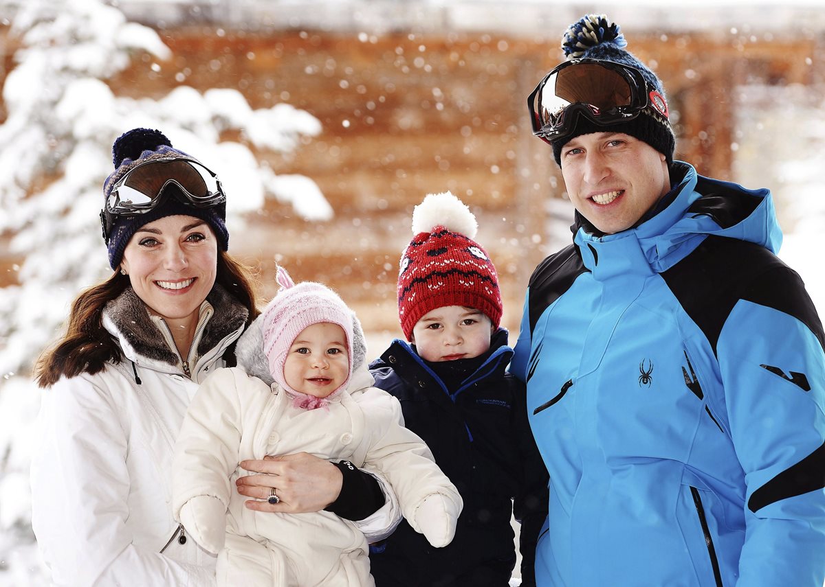 El príncipe Guillermo (der.) junto a su esposa Catalina y sus dos pequeños hijos disfrutan de los Alpes franceses.(Foto Prensa Libre: EFE).