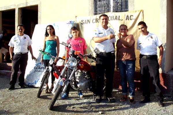 Socorristas entregan premios a los ganadores de rifa, en San Agustín Acasaguastlán, El Progreso. (Foto Prensa Libre: Héctor Contreras)