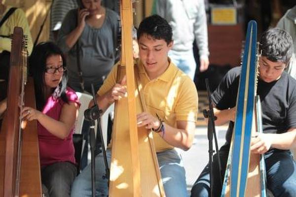 Intregrantes del colectivo Arpas en Armonía ofrecieron un concierto en el Paseo de la Sexta.