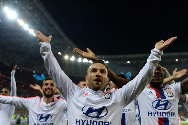 Los jugadores del Lyon festejan después de la victoria. (Foto Prensa Libre: AFP)